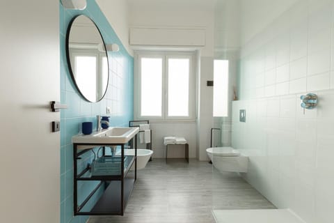 Shower, Toilet, Bathroom, bidet, towels