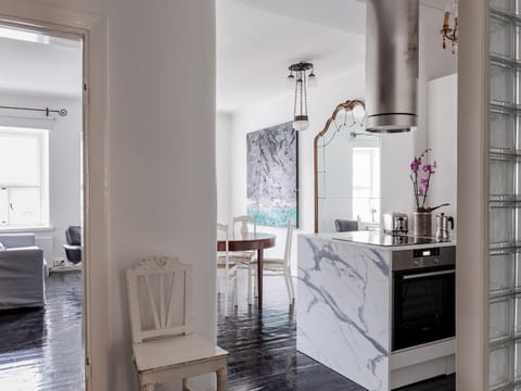Bed, TV and multimedia, Kitchen or kitchenette, Living room, Photo of the whole room, Seating area, Dining area, Bedroom, Street view