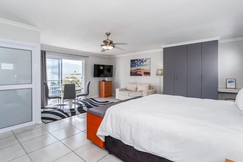 Bed, TV and multimedia, Bedroom, wardrobe