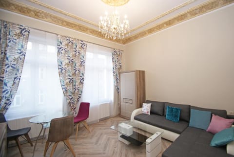 Bed, Living room, Photo of the whole room, Seating area