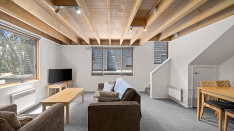 TV and multimedia, Seating area, Dining area