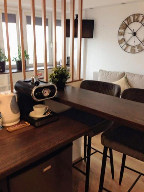 TV and multimedia, Coffee/tea facilities, Kitchen or kitchenette, Living room, Seating area