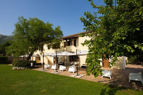 Property building, Spring, Day, Natural landscape, Garden, Garden, Garden view, Mountain view, Swimming pool, Parking, sunbed