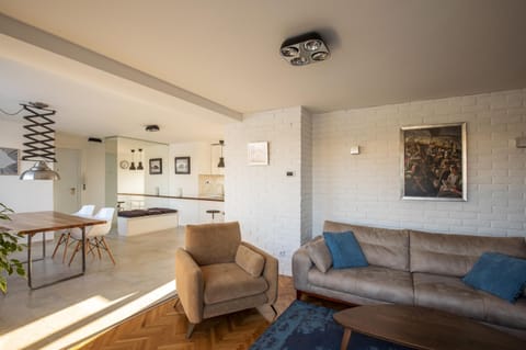 Living room, Dining area, bunk bed