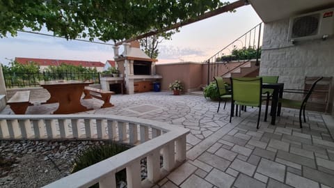 Patio, BBQ facilities