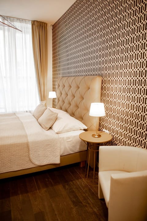 Bed, Living room, Photo of the whole room, Seating area, Bedroom