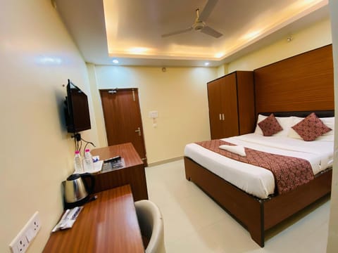 TV and multimedia, Coffee/tea facilities, Photo of the whole room, Bedroom, wardrobe, air conditioner