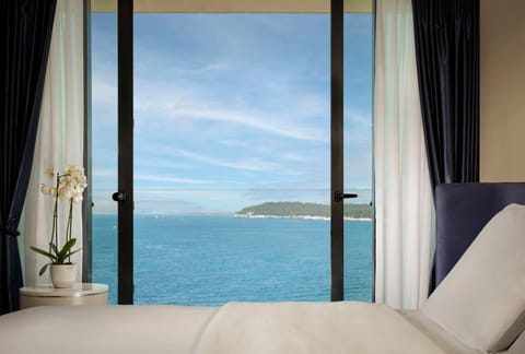 Photo of the whole room, Sea view