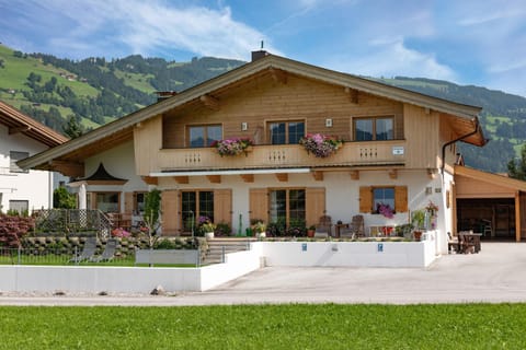 Property building, Day, Summer, Garden, Garden view, Mountain view, Parking