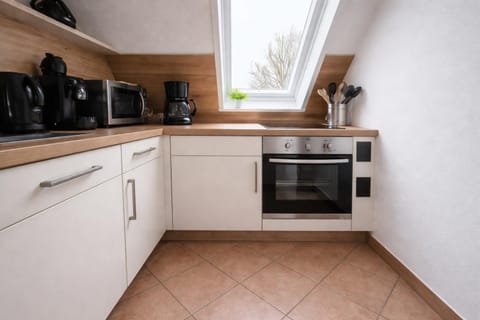 Kitchen or kitchenette, dishwasher, stove