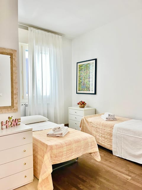 Photo of the whole room, Bedroom, towels