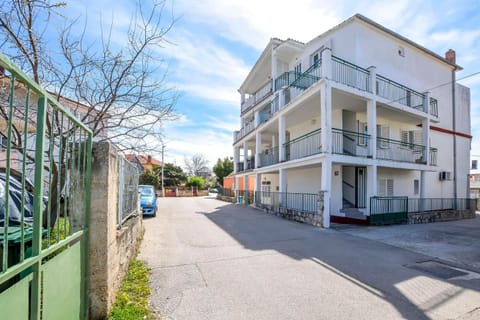Property building, Facade/entrance, Day, Street view, Location, Parking