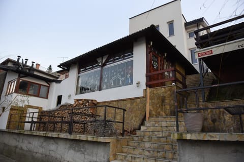 Property building, Restaurant/places to eat, Coffee/tea facilities, Food and drinks, Beach, Autumn, Garden view, River view