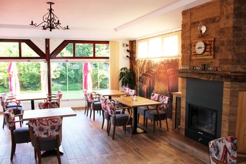 Restaurant/places to eat, Lounge or bar