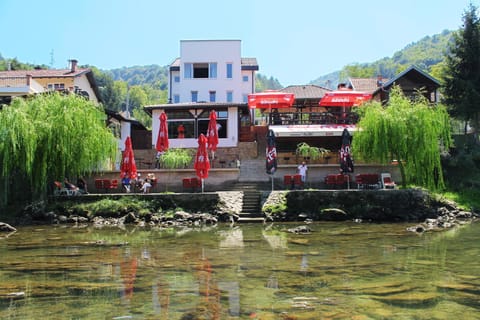 Property building, Patio, Facade/entrance, Balcony/Terrace, Beach, Pets, River view