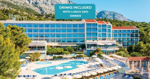 Property building, Day, Mountain view, Pool view, Swimming pool, sunbed