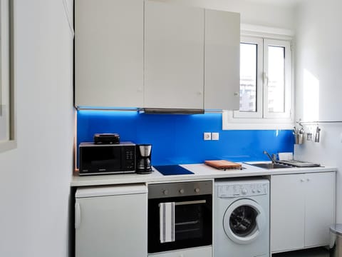 Coffee/tea facilities, Kitchen or kitchenette, microwave, oven, stove, toaster, washing machine