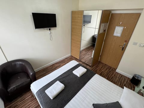 Bed, TV and multimedia, wardrobe