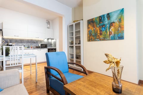 Kitchen or kitchenette, Living room, Seating area