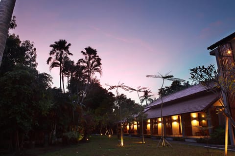 Property building, Garden, Balcony/Terrace, Sunset