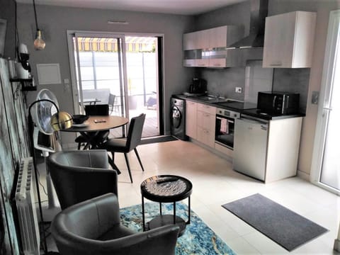 Seating area, Dining area