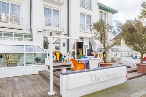 Property building, Facade/entrance, Balcony/Terrace, Decorative detail