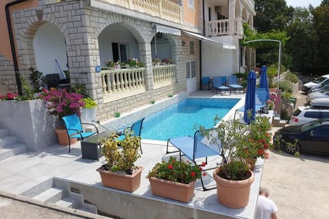 Swimming pool, Location, children, Family