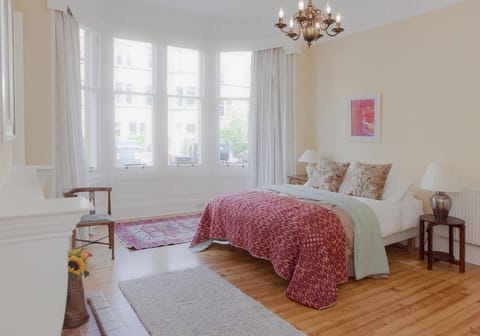 Bed, Day, View (from property/room), Decorative detail, Bedroom, Guests, Street view, children, group of guests, cot, Family