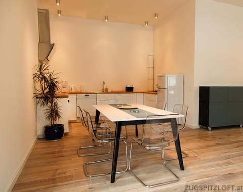 Kitchen or kitchenette, Dining area