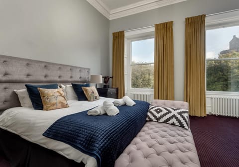 Shower, Nearby landmark, Spring, Bed, Natural landscape, Activities, Summer, Photo of the whole room, Seating area, Hiking, Cycling, Bedroom, Guests, City view, Landmark view, Street view, Supermarket/grocery shop, Shopping Area, Sports, Seasons, Sunrise, Sunset, children, young children, older children, group of guests, cot