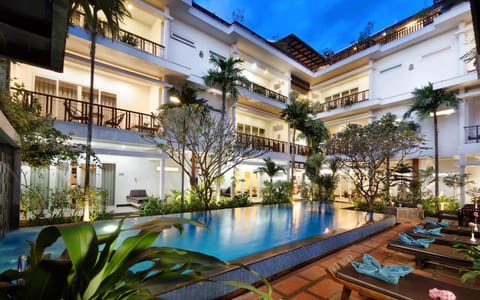 Property building, Patio, Night, Garden, Pool view, Area and facilities, Swimming pool, Swimming pool