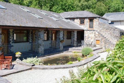 Property building, Patio, Facade/entrance, Day, Garden, Family