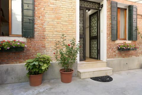 Facade/entrance, Area and facilities