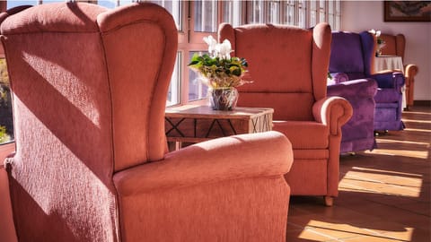 Seating area, Area and facilities