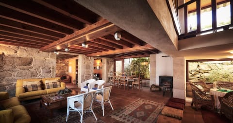 Patio, Communal lounge/ TV room, Facade/entrance, Library, Lounge or bar