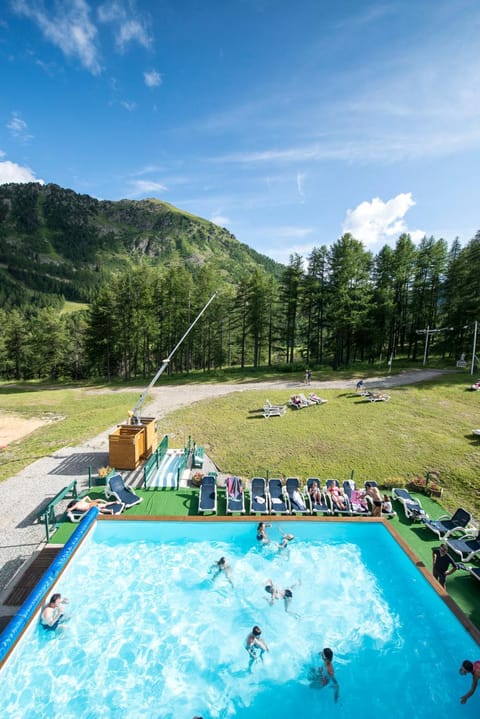 Swimming pool, sunbed