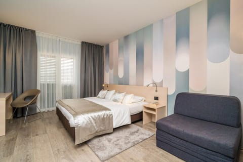 Bed, Photo of the whole room, Seating area, Bedroom