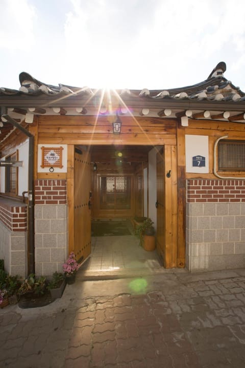 Facade/entrance