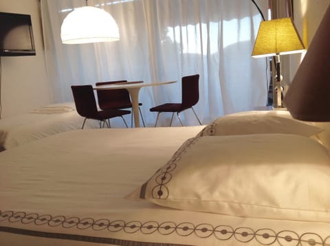 Bed, TV and multimedia, Dining area