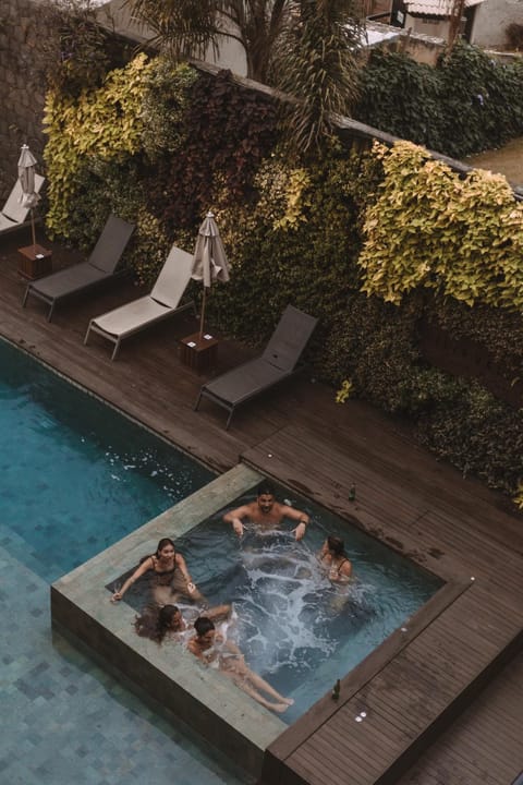 People, Hot Tub, Swimming pool, sunbed