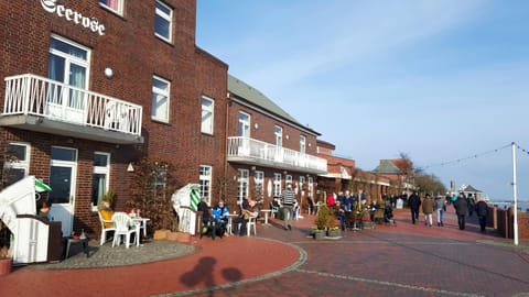 Property building, Facade/entrance, Spring, Day, Lounge or bar, On site, Food, Drinks, Alcoholic drinks, Non alcoholic drinks