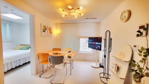 TV and multimedia, Living room, Seating area, Dining area