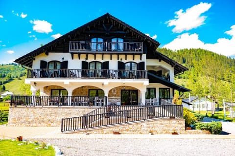 Property building, Restaurant/places to eat, Spring, Day, Natural landscape, Mountain view, Swimming pool, Breakfast, Parking