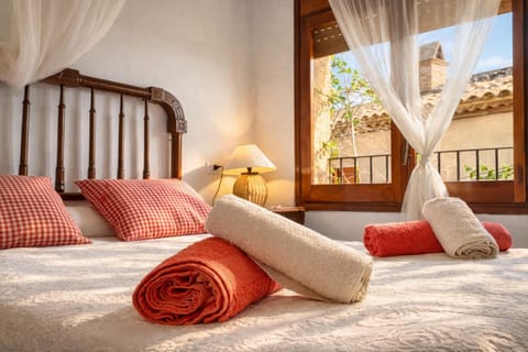 Bed, Photo of the whole room, towels