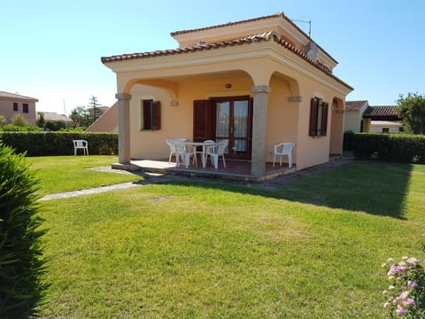Patio, Facade/entrance, Garden, Dining area