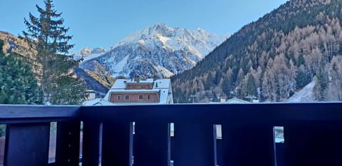 Photo of the whole room, Mountain view