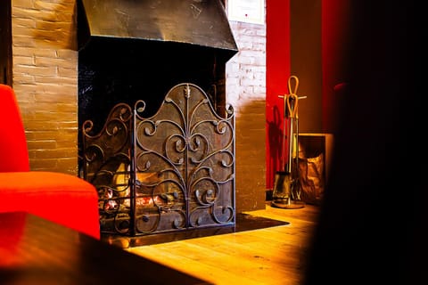 Restaurant/places to eat, Living room