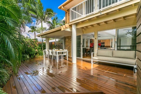 Property building, Patio, Day, Garden, Seating area, Dining area