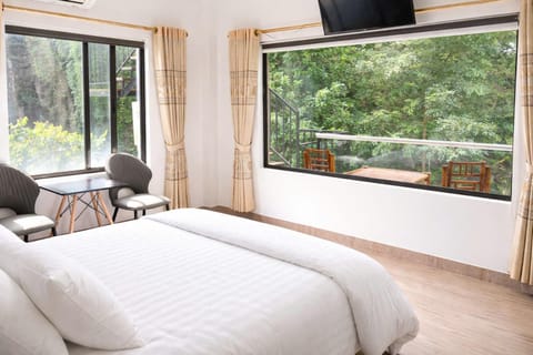 TV and multimedia, View (from property/room), Bedroom, Garden view