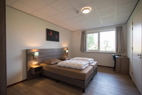 Shower, Toilet, Bed, TV and multimedia, Photo of the whole room, Bedroom